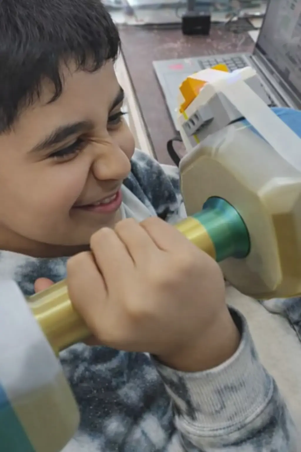 Juan Royo trabajando con una pesa y un sensor de inclinación dentro de PadresEducadores